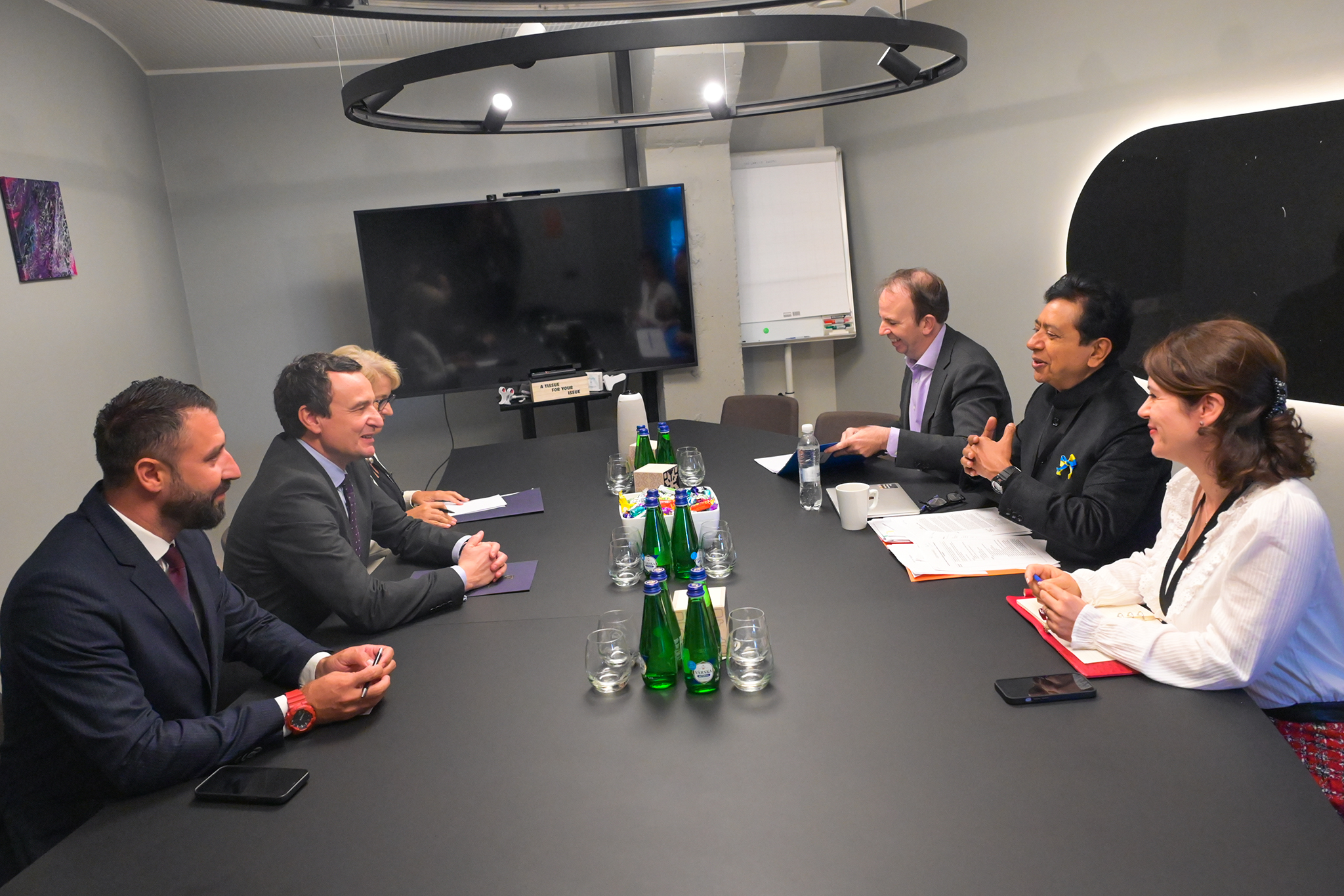 Kurti takohet me drejtuesin e organizatës ndërkombëtare OGP, Pradhan