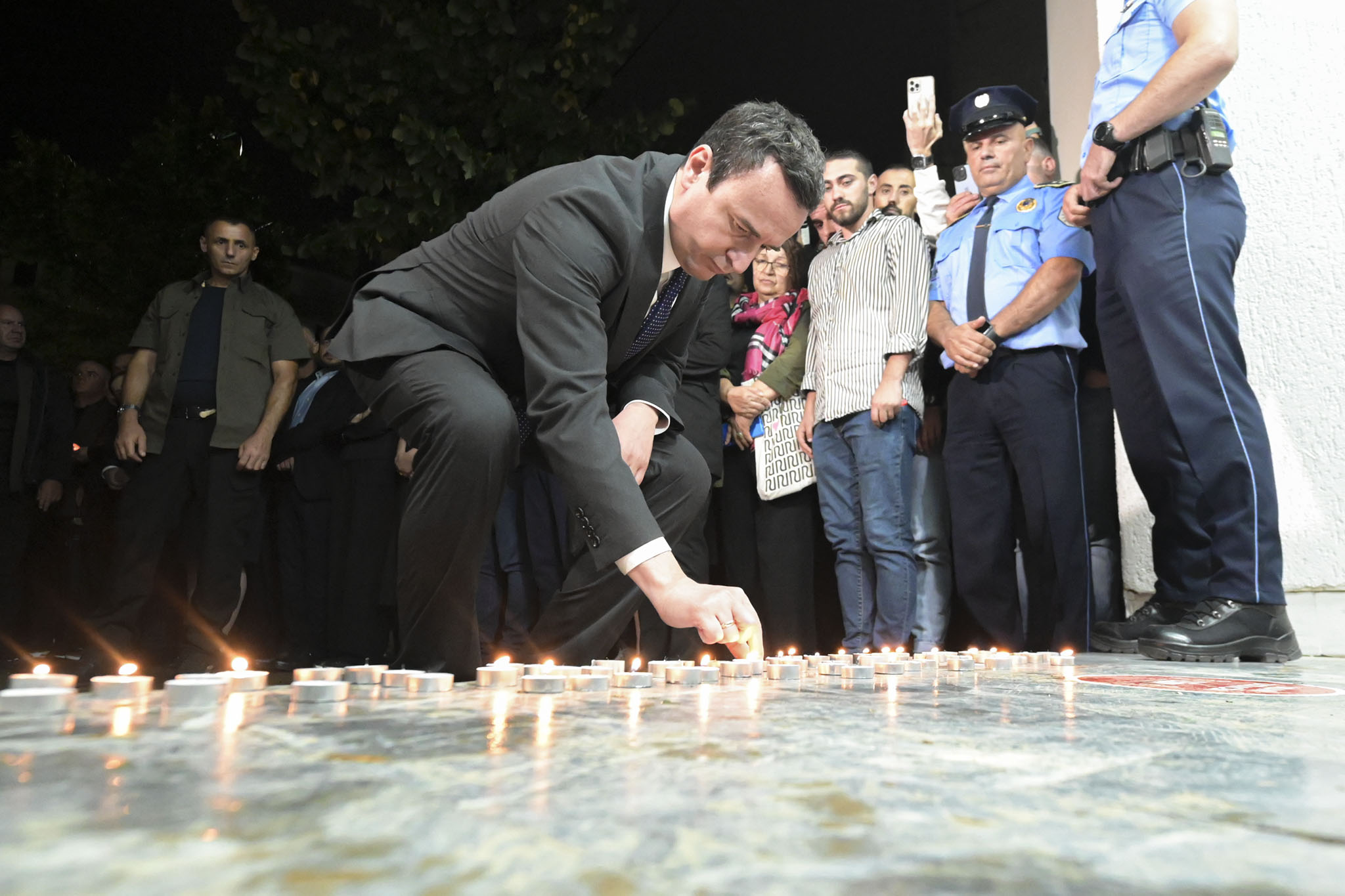 Kryeministri Kurti me anëtarë të kabinetit ndezën qirinj në nderim të heroit, Afrim Bunjaku