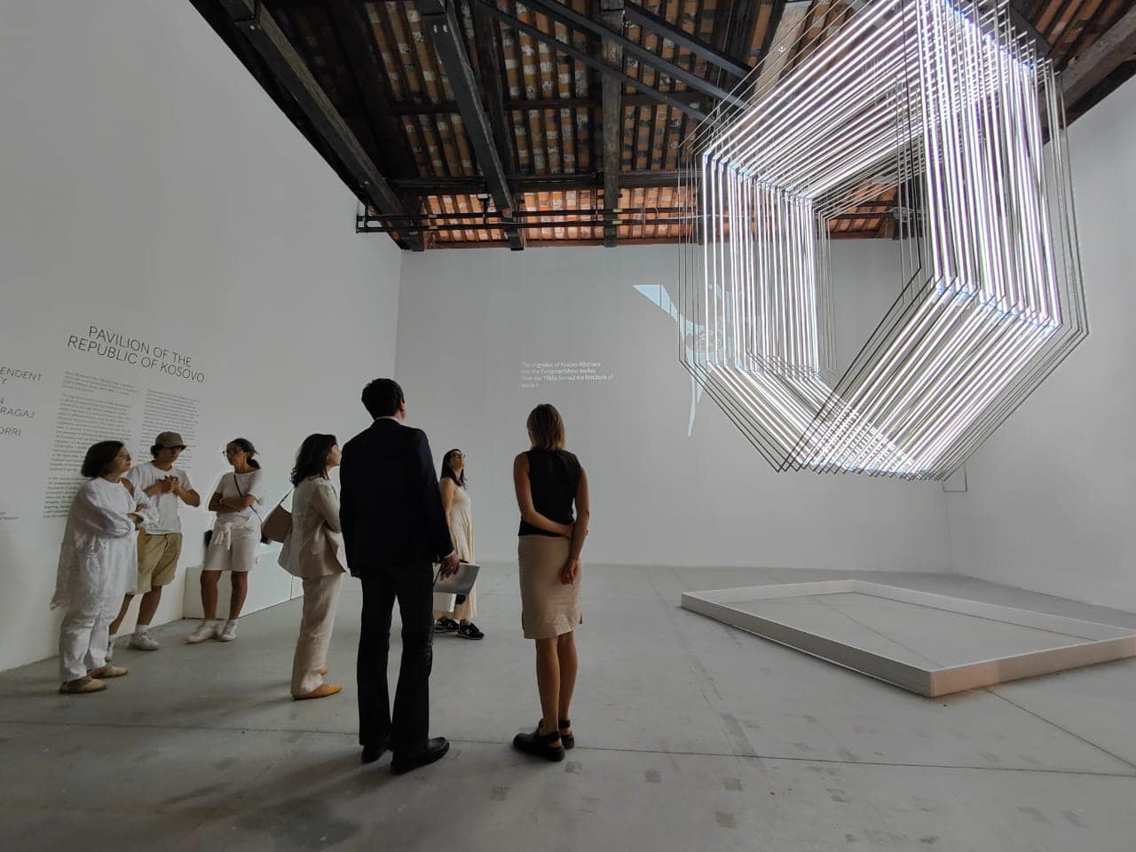 Kryeministri Kurti pranë Pavijonit të Kosovës në Bienale të Venedikut