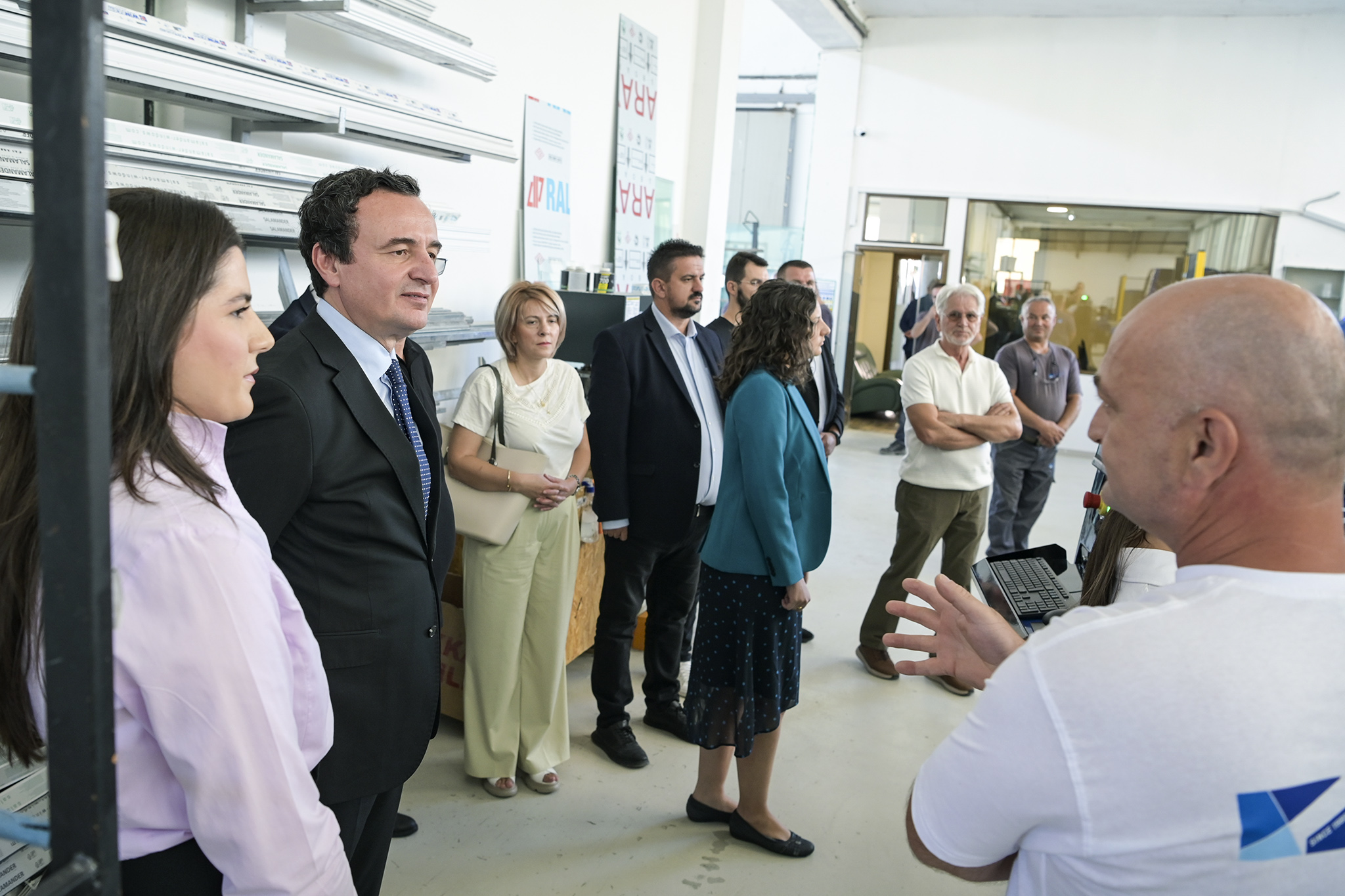 Kryeministri Kurti viziton kompaninë ‘’Gacaferi Glass’’ në Pejë, përfituese e masës 2.1