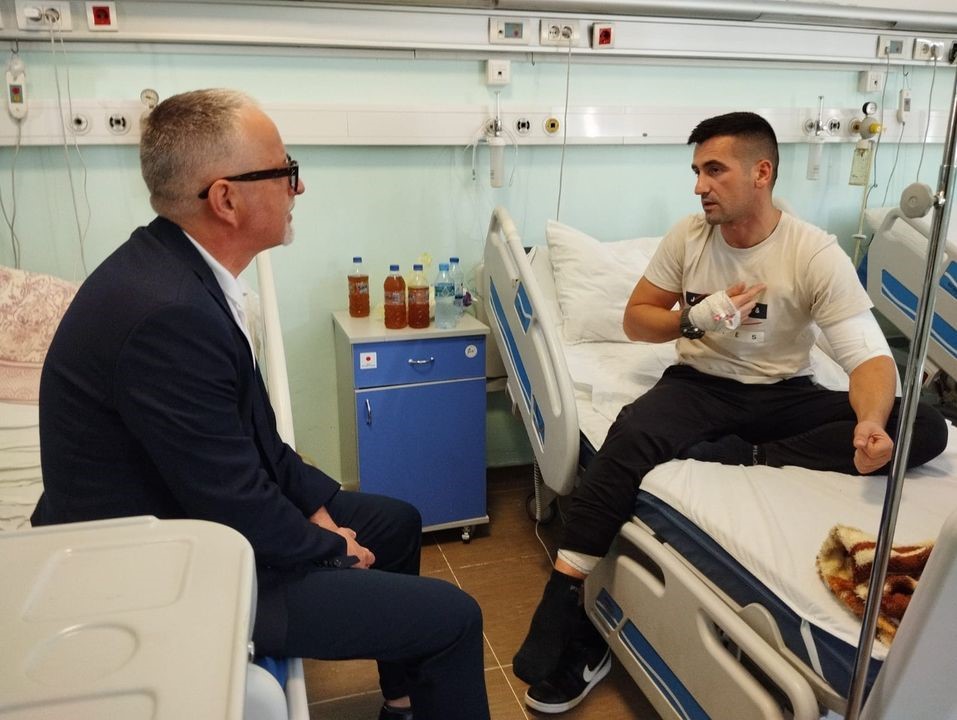 Vitia viziton policin e plagosur, gjendja e tij është jashtë rrezikut për jetën