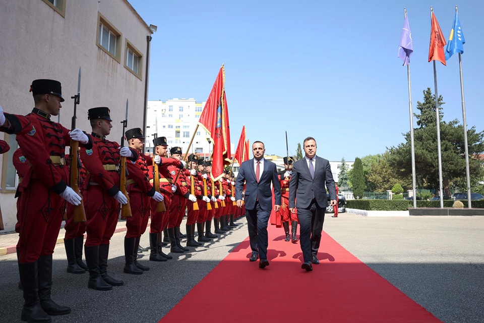 Maqedonci pritet nga ministri i Mbrojtjes, Peleshi, diskutojnë për planet në fushën e sigurisë dhe mbrojtjes