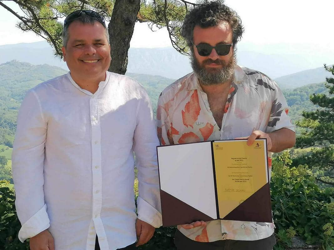 MKRS: Në Festivalin Ndërkombëtar Letrar në Slloveni, shkrimtari Selmani merr çmimin “Kristali Vilenica”