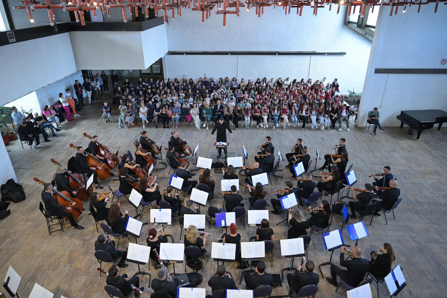 MKRS: Orkestra e Filharmonisë së Kosovës prezantohet para fëmijëve të shkollave të Prishtinës