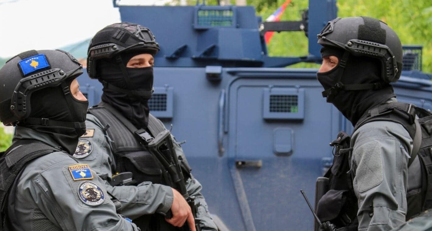 Policia: Pas sulmit në veri, konfirmohet vrasja e tre sulmuesve, arrestohet një dhe katër të tjerë nën posedim të radiolidhjeve