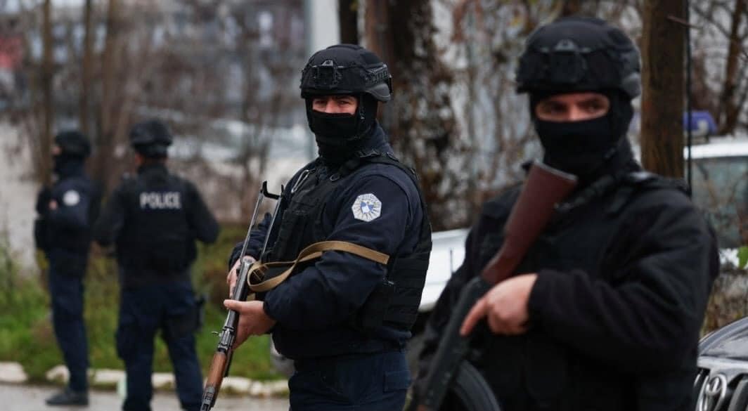 Policia: Në Mitrovicë veri sulmohen me armë zjarri njësitet policore, vritet një zyrtar policor