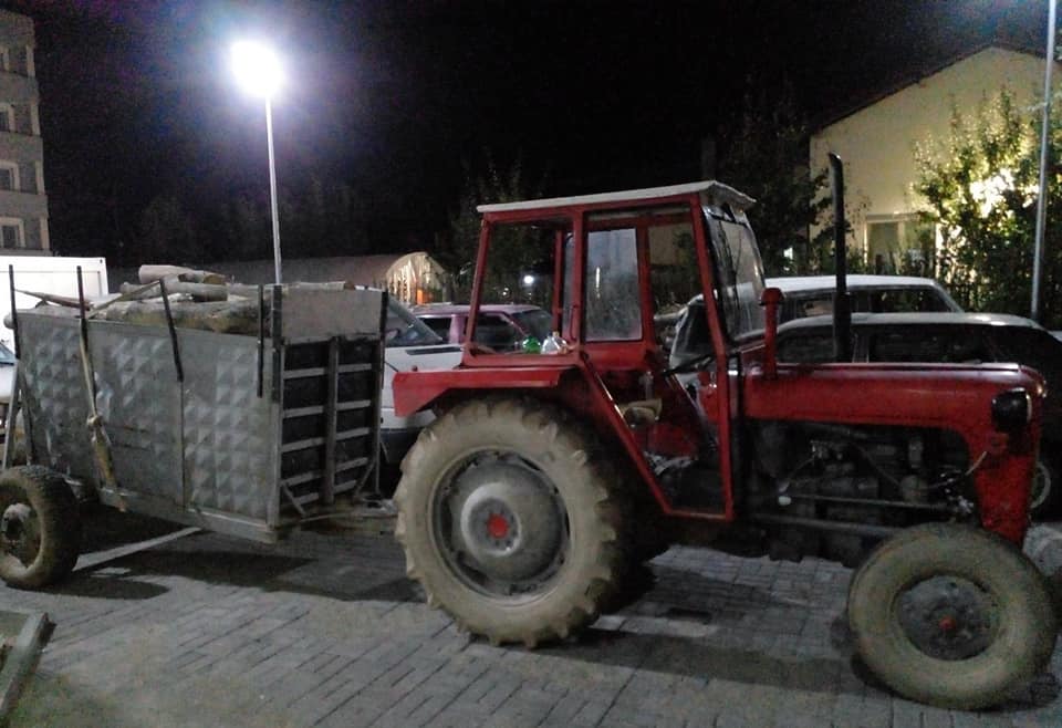 Policia: Ndalohet një traktor me rimorkio që po transportonte drunjë ilegalisht nga malet e Shtërpcës