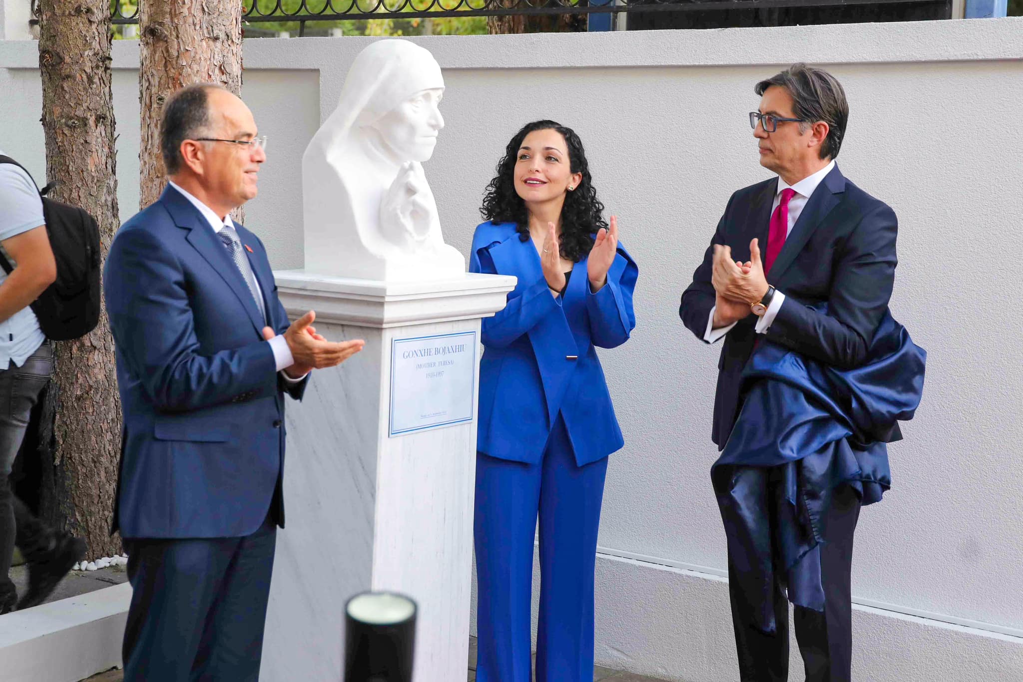 Presidentët, Osmani, Begaj dhe Pendarovski përurojnë bustin e shenjtores Nënë Terezë, në Ambasadën e Kosovës në Shkup