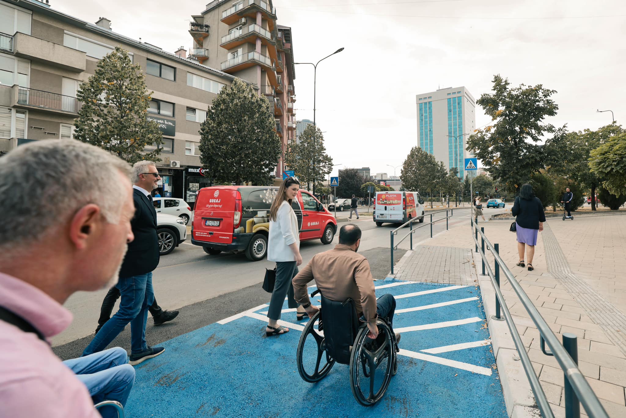 Komuna: Qendra e Prishinës bëhet me parkingje të rezervuara për personat me aftësi të kufizuara të lëvizjes