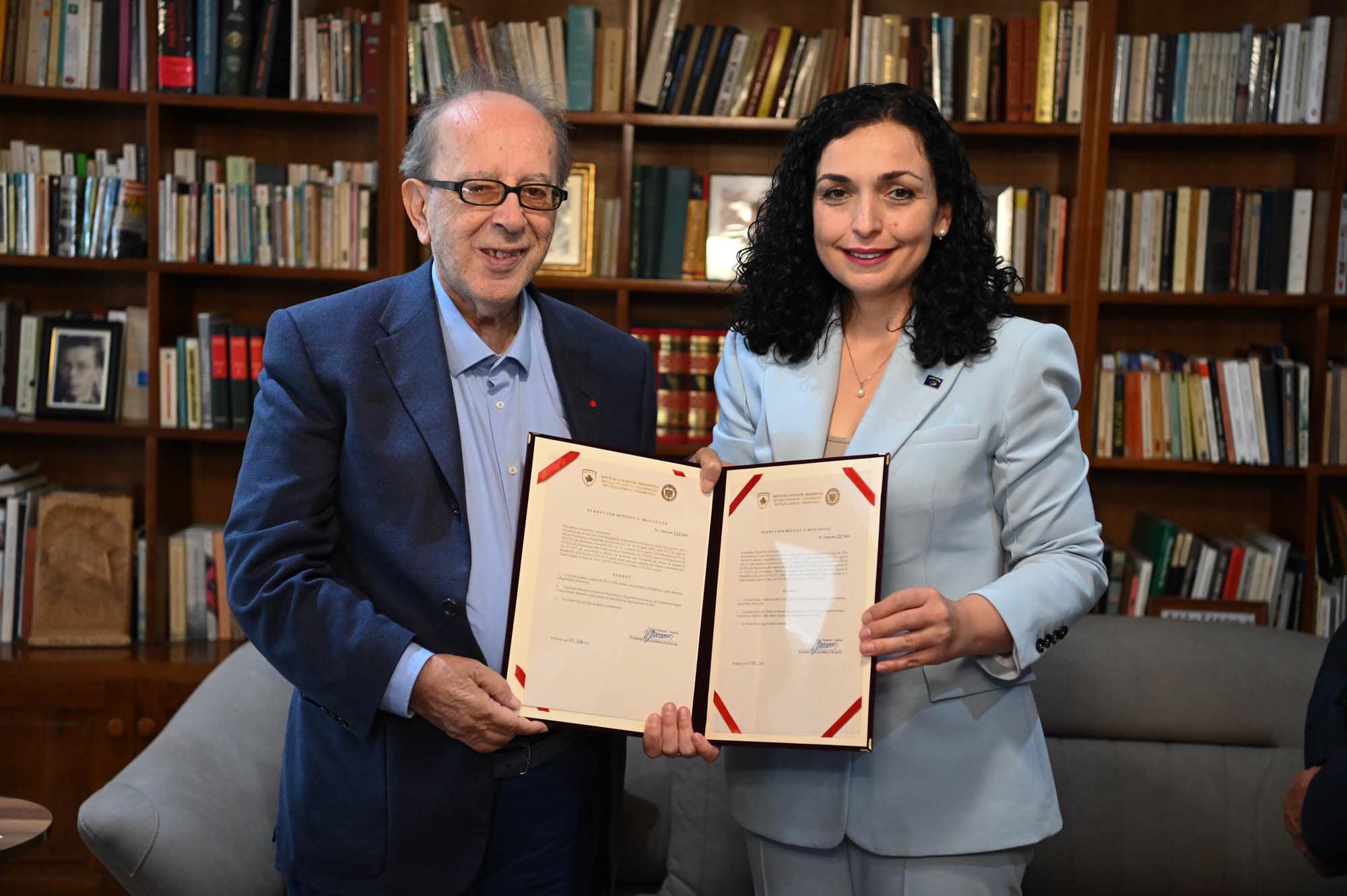 Presidentja Osmani i dorëzon shkrimtarit Ismail Kadare, Dekretin e nënshtetësisë së Republikës së Kosovës