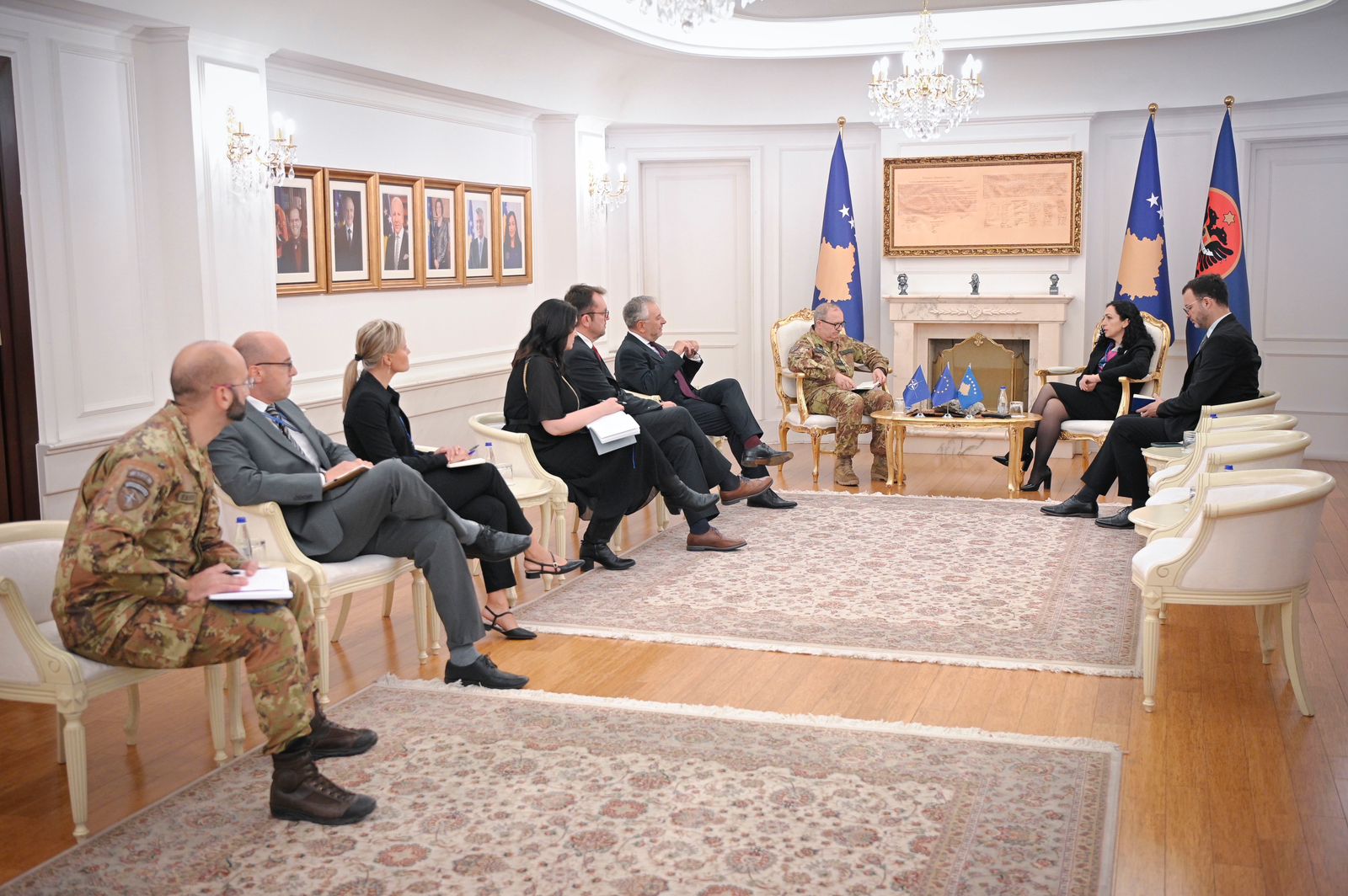 Presidentja takon komandantin e KFOR-it dhe shefin e EULEX-it, diskutojnë për sigurinë në Kosovë