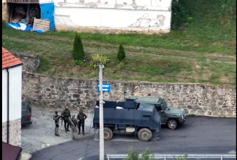 Sveçla: 30 persona të maskuar, të pajisur ushtarakisht janë barrikaduar brenda Manastirit në Banjska