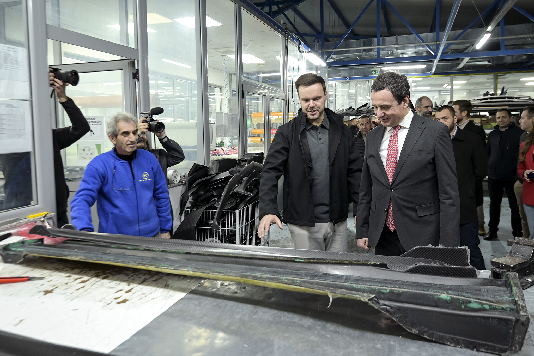 Kurti viziton në Prizren, Fabrikën “Koshi Group – LLC”, përfituese e masës 2.1