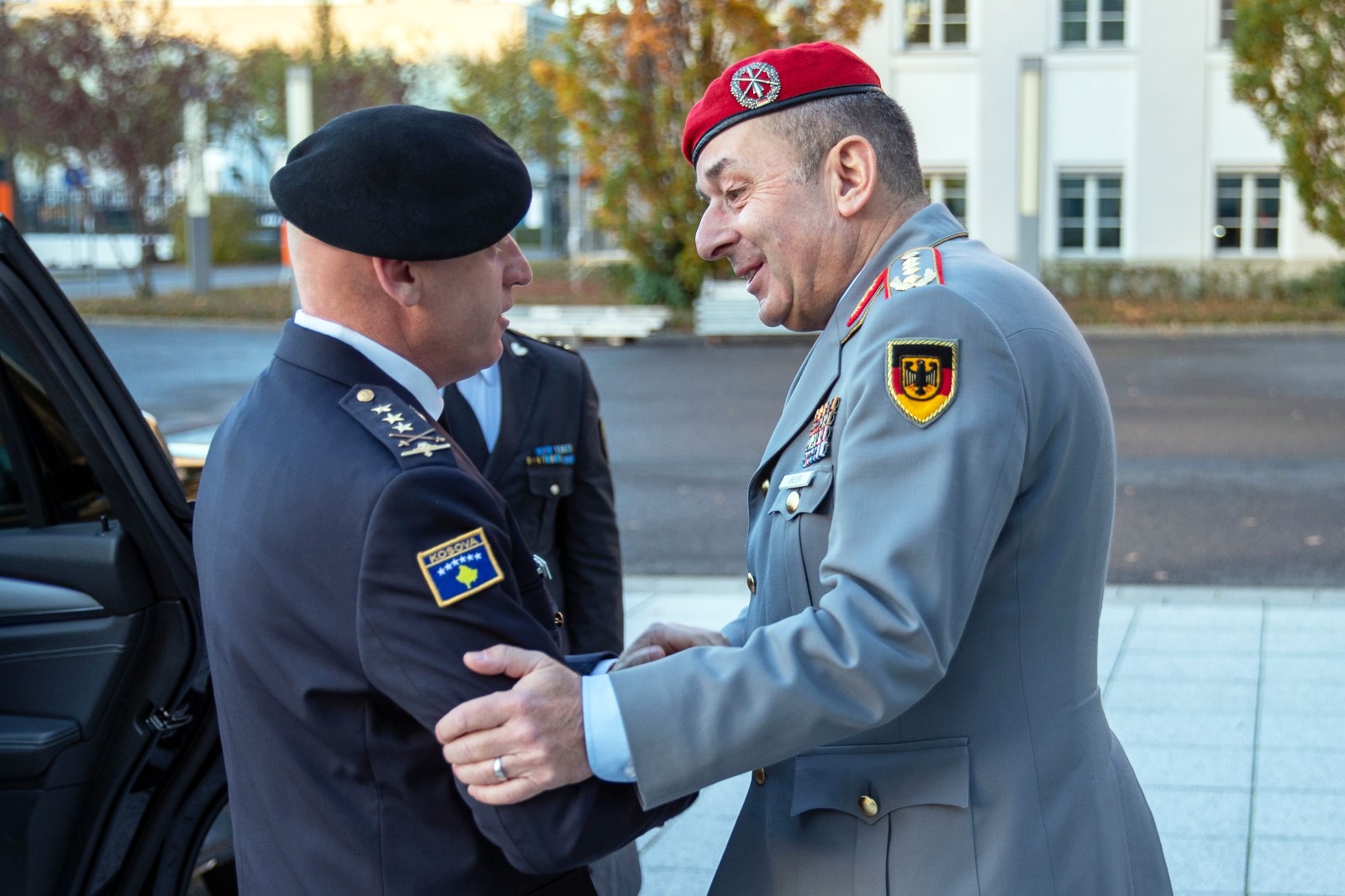 Gjeneral Jashari pritet nga gjeneral Breuer, bisedojnë për rëndësinë e rritjes së bashkëpunimit ushtarak