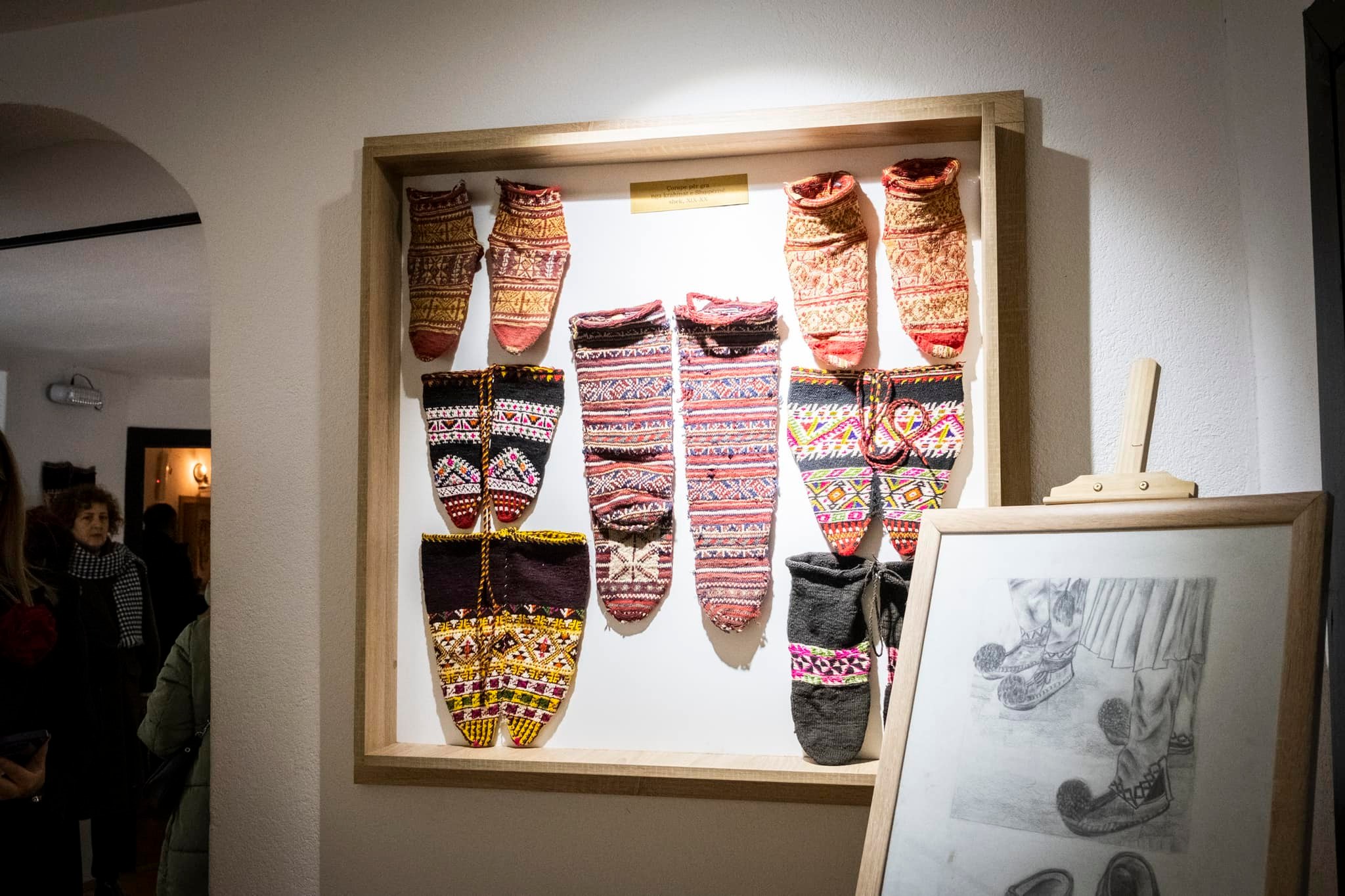 MKRS: 111 palë çorape të krahinave etnografike shqiptare për 111 vjetorin e Pavarësisë së Shqipërisë