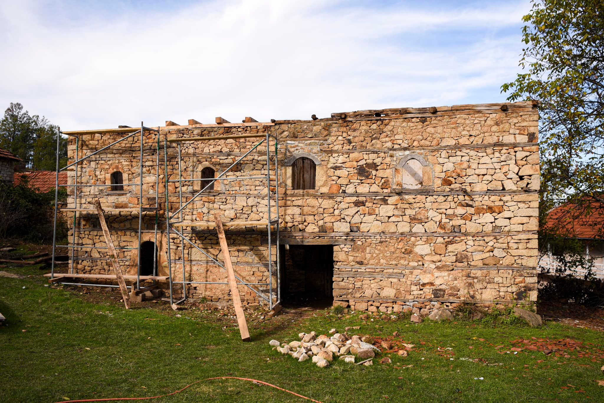 MKRS: Filluan punimet për të shpëtuar nga rrënimi shtëpinë- kullë të Vesel Godenit në Viti