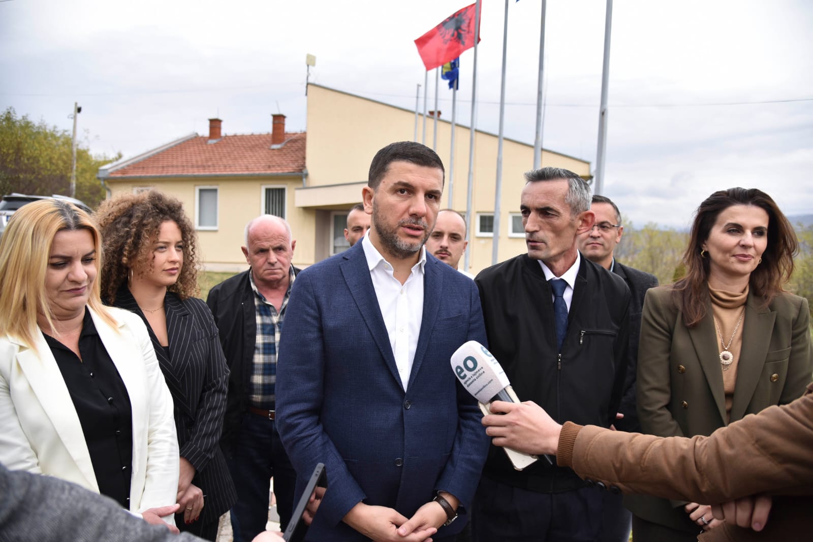 Krasniqi në Zveçan dhe Zubin Potok: Qeveria të miratojë me urgjencë kërkesat e shqiptarëve për rindërtimin e shtëpive