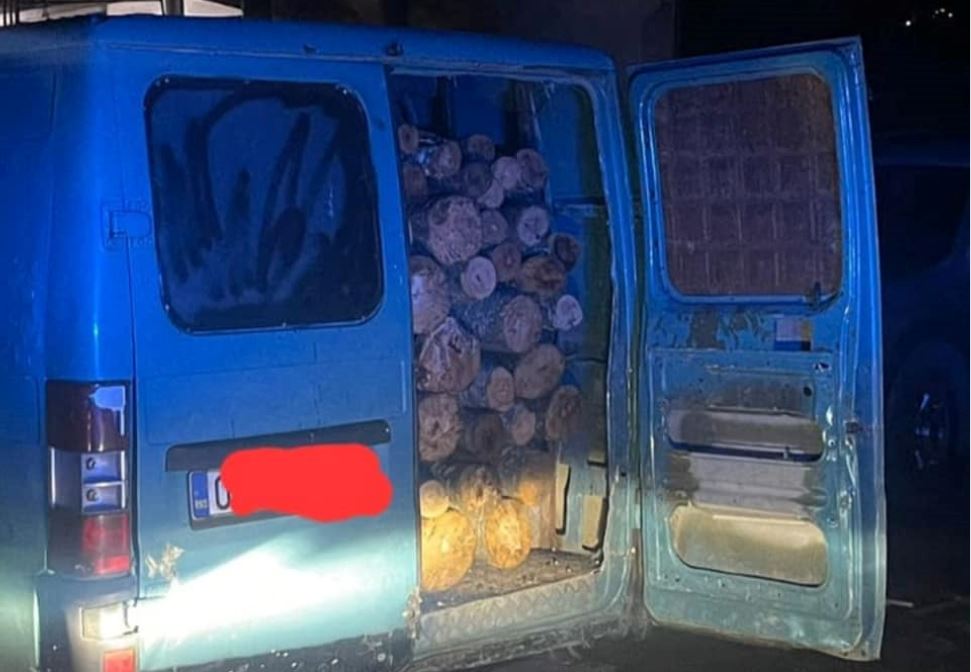 Policia në Shtërpcë ndalon një furgon që po transportonte ilegalisht drunjë nga Malet e Sharrit