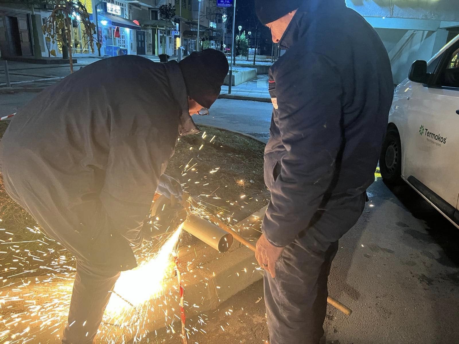 Pas një rrjedhje të gypit furnizues në Lagjen Dardania, ekipet e Termokosit intervenojnë dhe rikthejnë ngrohjen