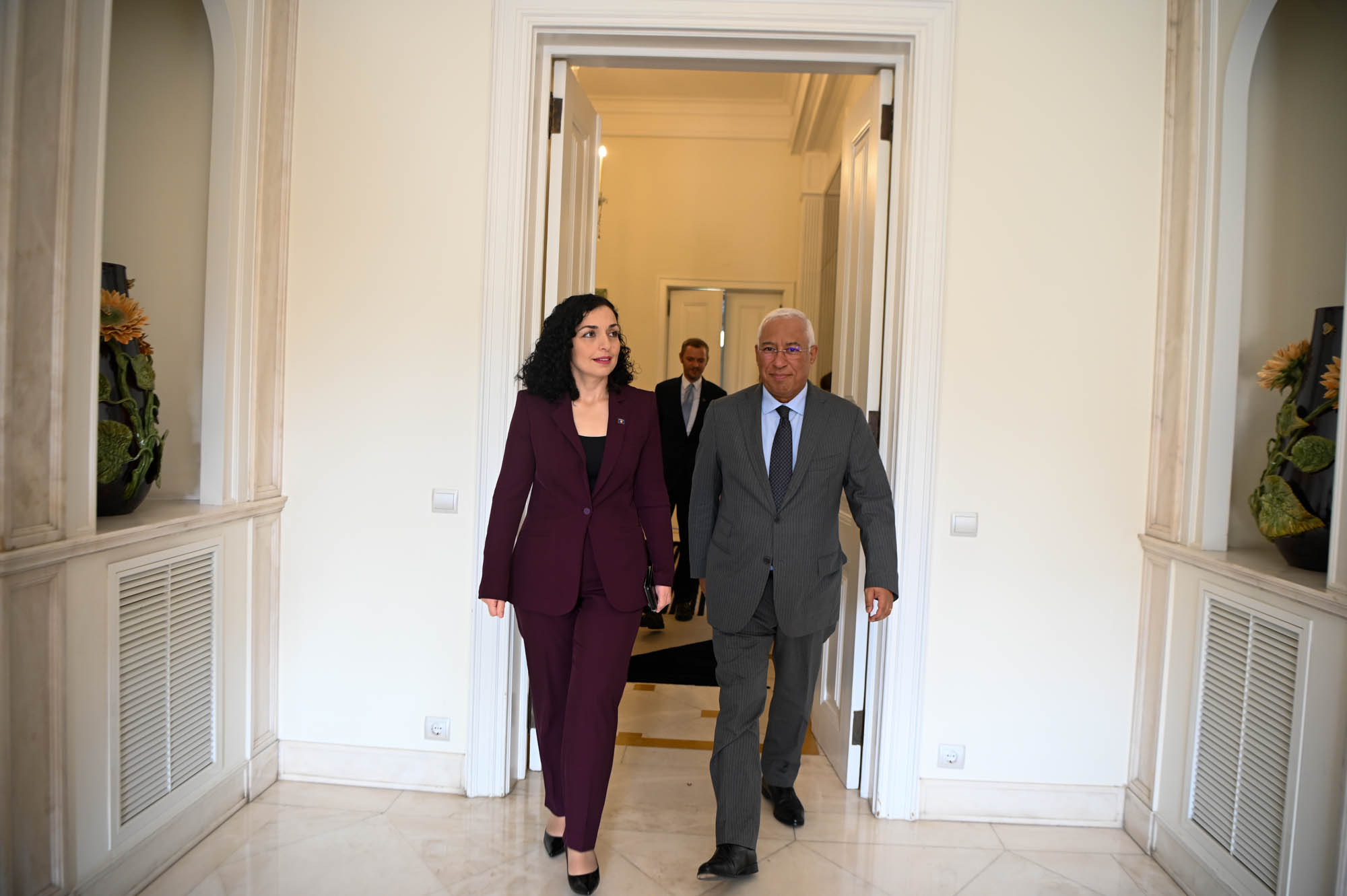 Presidentja Osmani pritet nga kryeministri Costa: Kërkohet përkrahja e Portugalisë për rrugën euro-atlantike të Kosovës