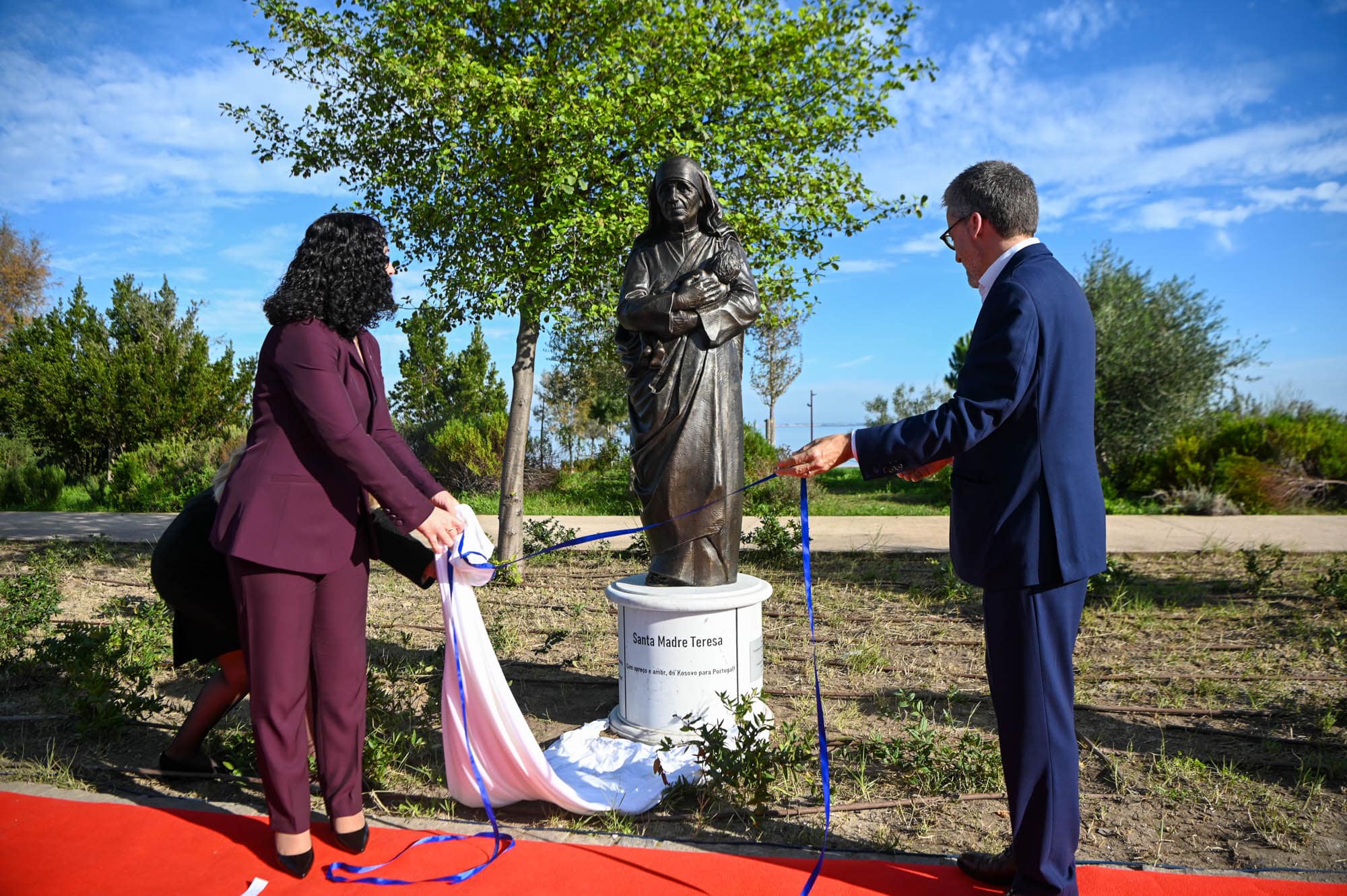 Presidentja Osmani bashkë me kryetarin e Lisbonës, Moedas përuruan shtatoren e Shën Nënë Terezë