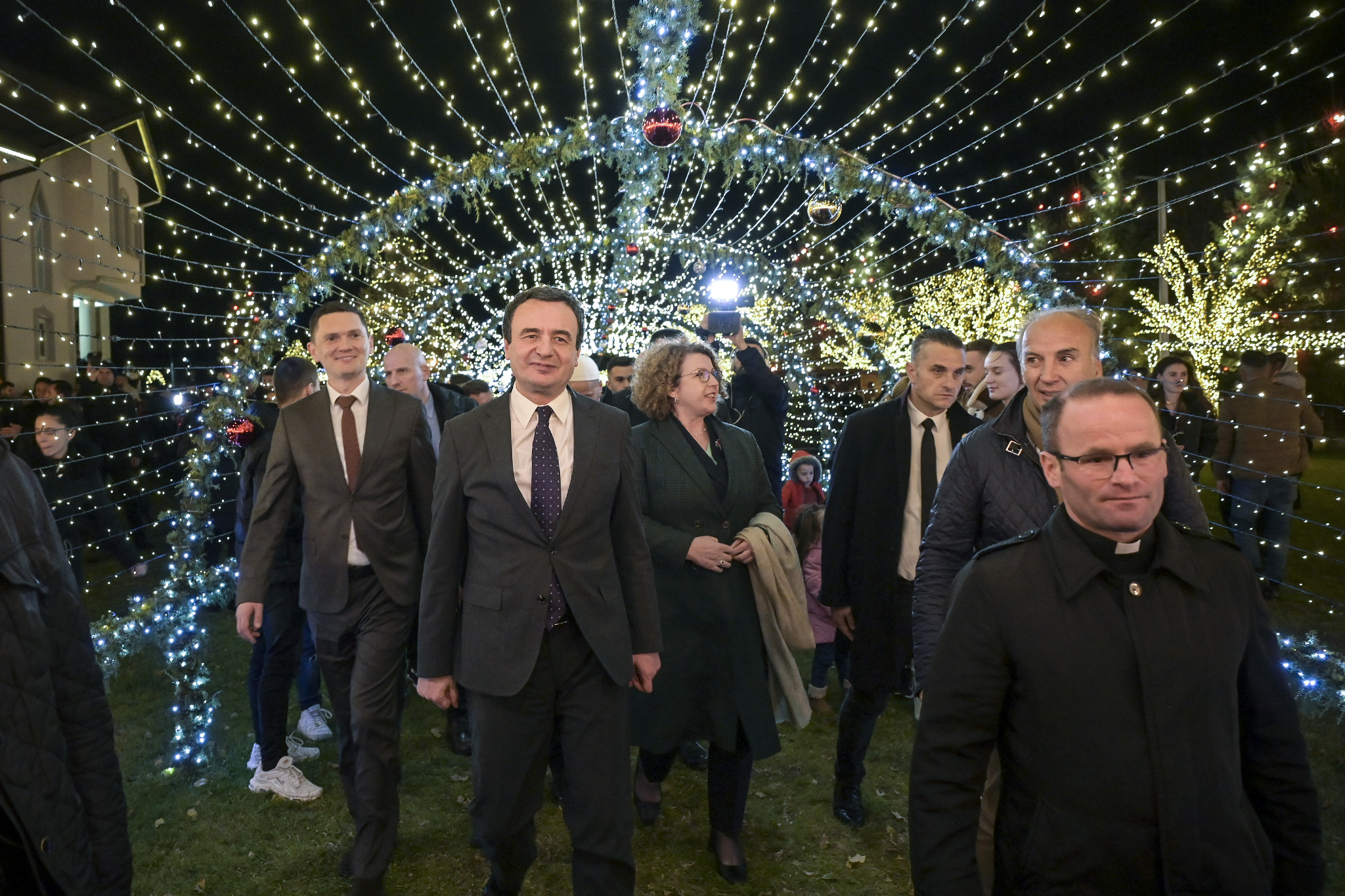 Kryeministri Kurti merr pjesë në ceremoninë e ndezjes së dritave për festën e Krishtlindjes në fshatin Pjetërshan
