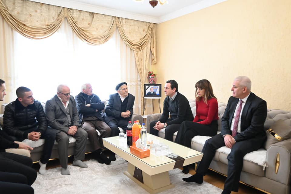 Kryeministri Kurti viziton familjet e dy heronjve të Kosovës, Afrim Bunjaku dhe Enver Zymeri