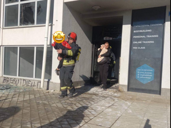Brigada e Zjarrfikësve- Prishtinë, nxjerr fëmijët pa lëndime nga një objekt i cili mori flakë