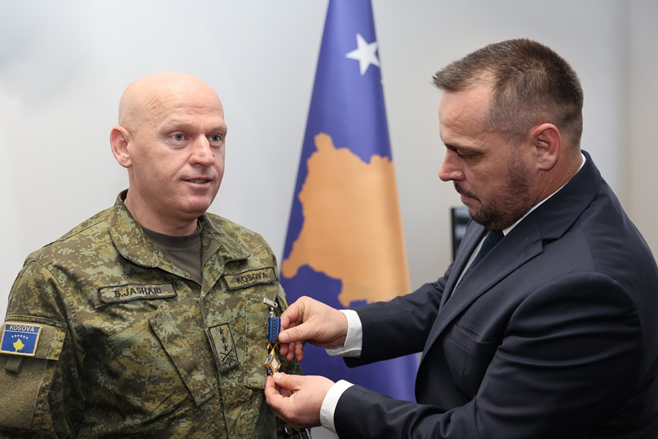 Maqedonci dekoron me medalje për “Shërbim të Shquar” Komandantin e FSK-së, gjenaral Bashkim Jashari