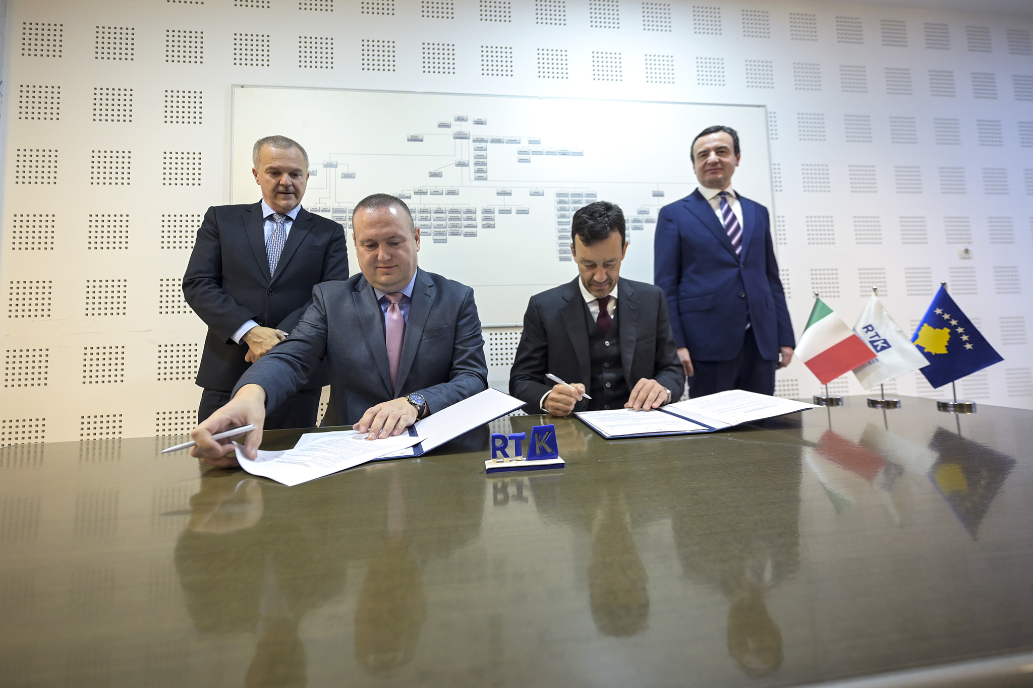 Mbahet ceremonia e nënshkrimit të marrëveshjes mes RTK, Ambasadës Italiane dhe Institutit Italian të Kulturës së Tiranës