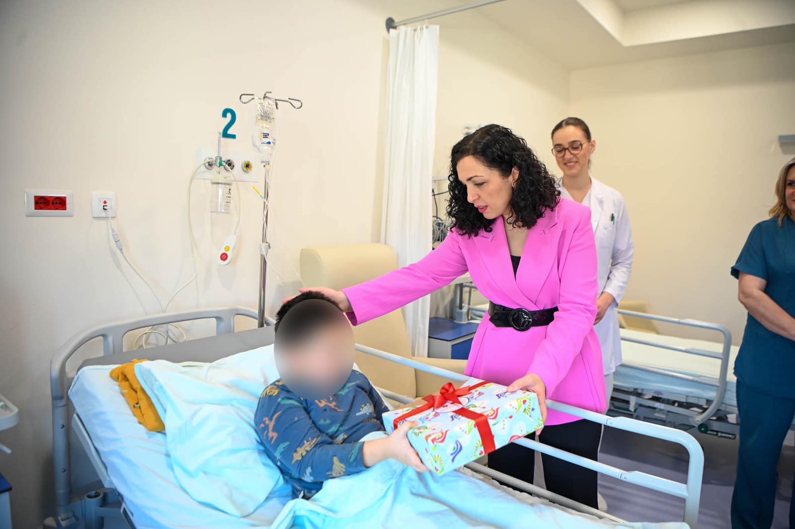 Presidentja Osmani viziton më të vegjlit në Klinikën e Onkologjisë dhe Kirurgjisë së Fëmijëve